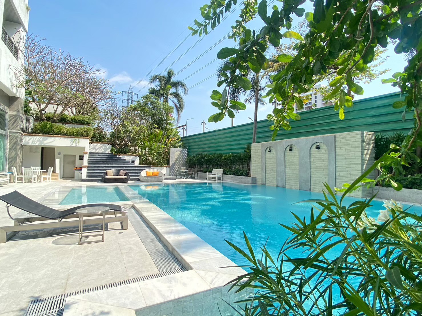 Royal Residence Park, official pool photograph