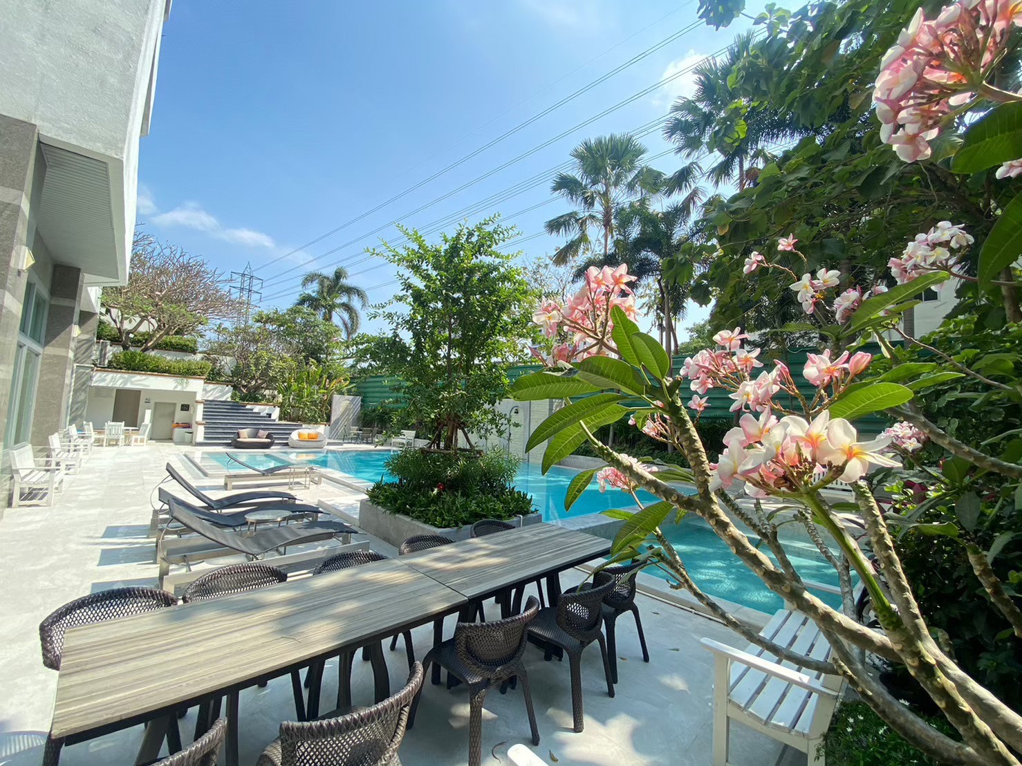 Royal Residence Park, official pool photograph